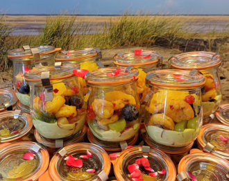 Thailändischer Kräuter-Capellini Nr. 1-Salat mit selbstgemachter Chilisauce, Mangospalten, Minze, Thaibasilikum und Thaischnittlauch